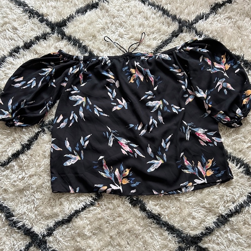 1. State top that is black with colorful leaves on it and is a size XL